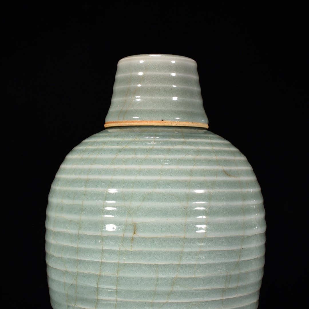 Song Dynasty kiln pink celadon glazed plum vase with string pattern