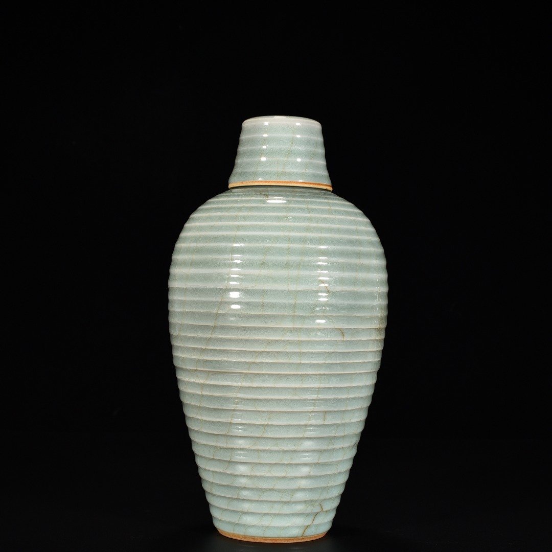Song Dynasty kiln pink celadon glazed plum vase with string pattern