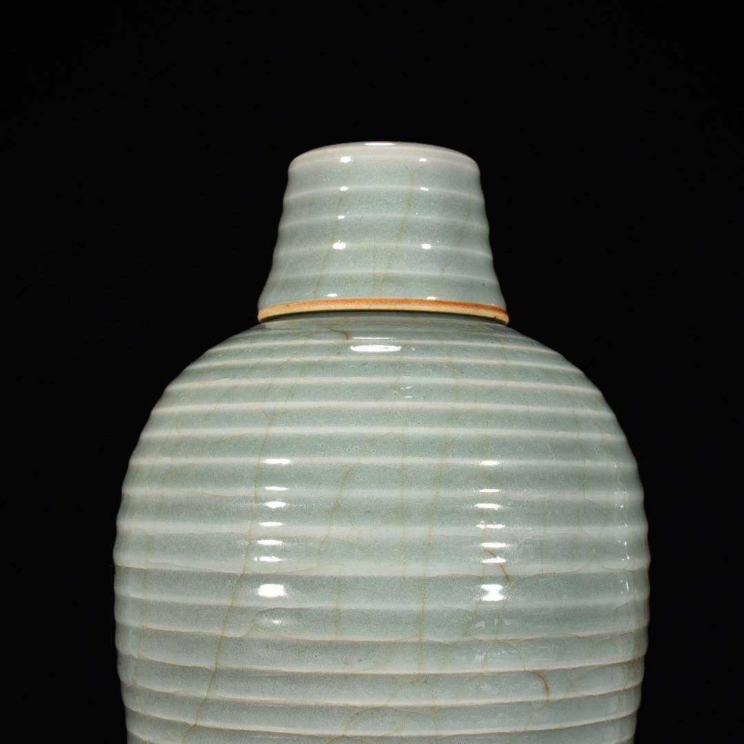 Song Dynasty kiln pink celadon glazed plum vase with string pattern