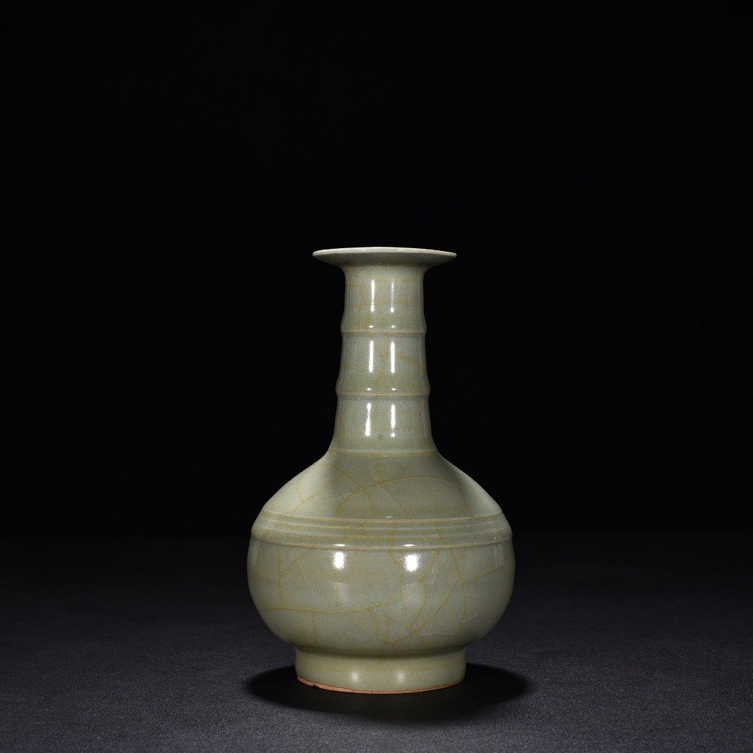Song Dynasty kiln pink celadon glaze dazzling pattern bottle