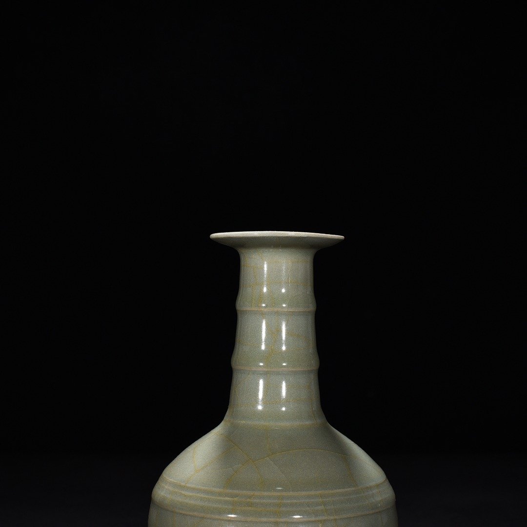 Song Dynasty kiln pink celadon glaze dazzling pattern bottle