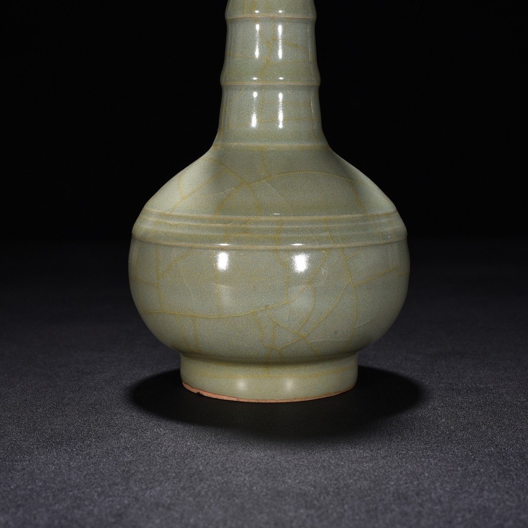 Song Dynasty kiln pink celadon glaze dazzling pattern bottle