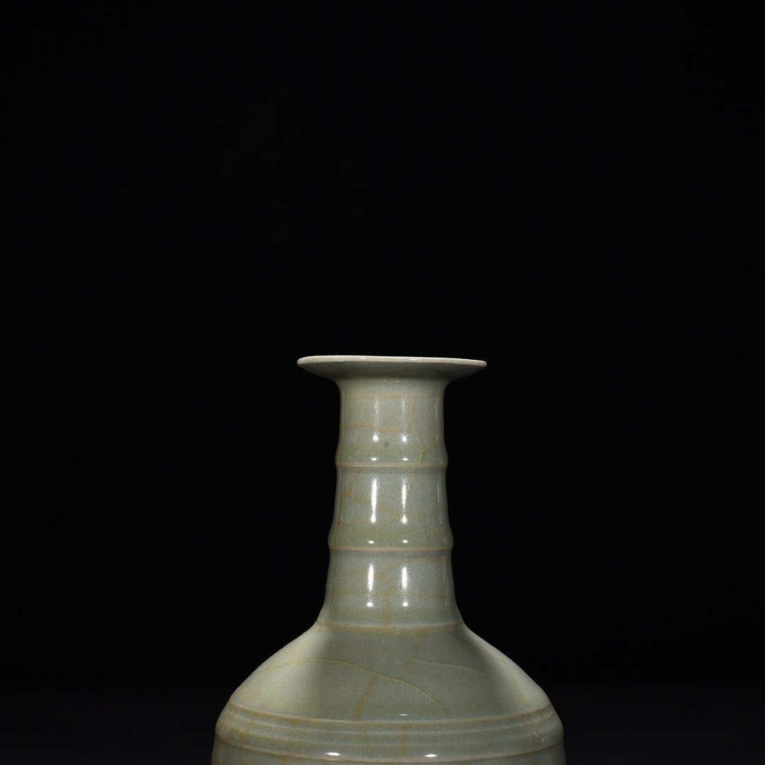 Song Dynasty kiln pink celadon glaze dazzling pattern bottle