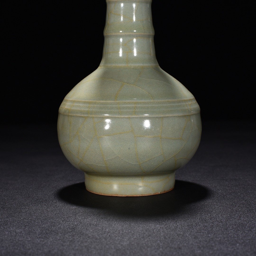 Song Dynasty kiln pink celadon glaze dazzling pattern bottle