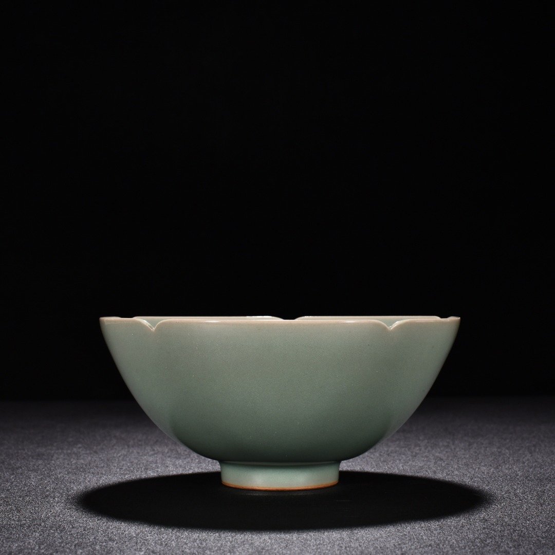 Song Dynasty kiln pink celadon glaze flower mouth bowl