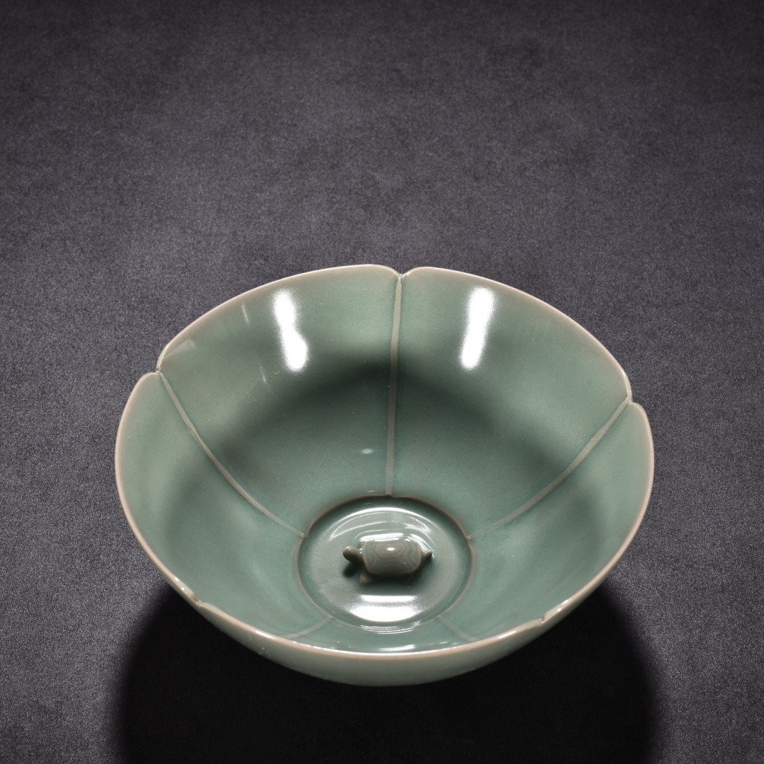 Song Dynasty kiln pink celadon glaze flower mouth bowl
