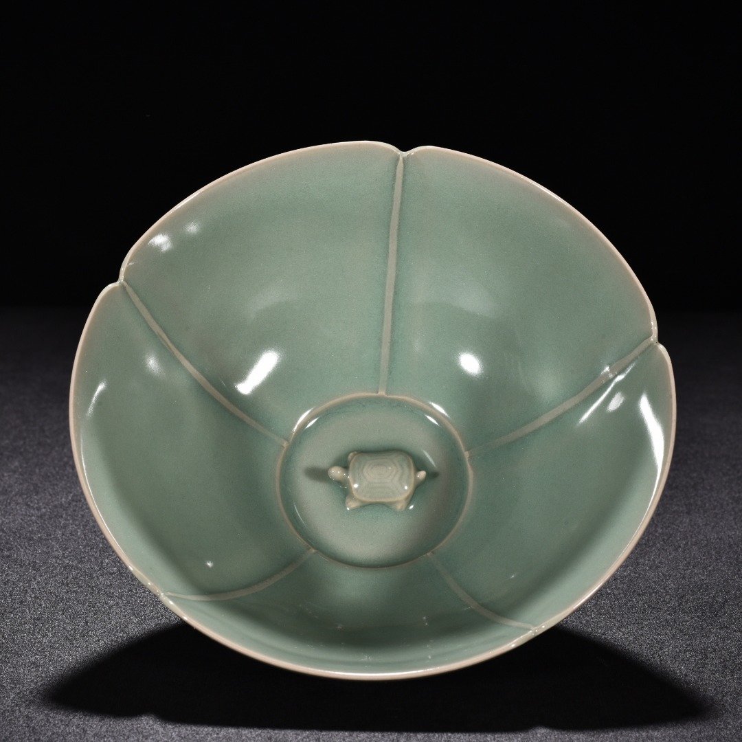 Song Dynasty kiln pink celadon glaze flower mouth bowl