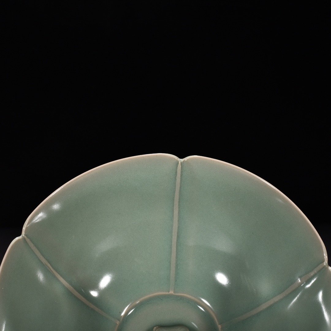 Song Dynasty kiln pink celadon glaze flower mouth bowl