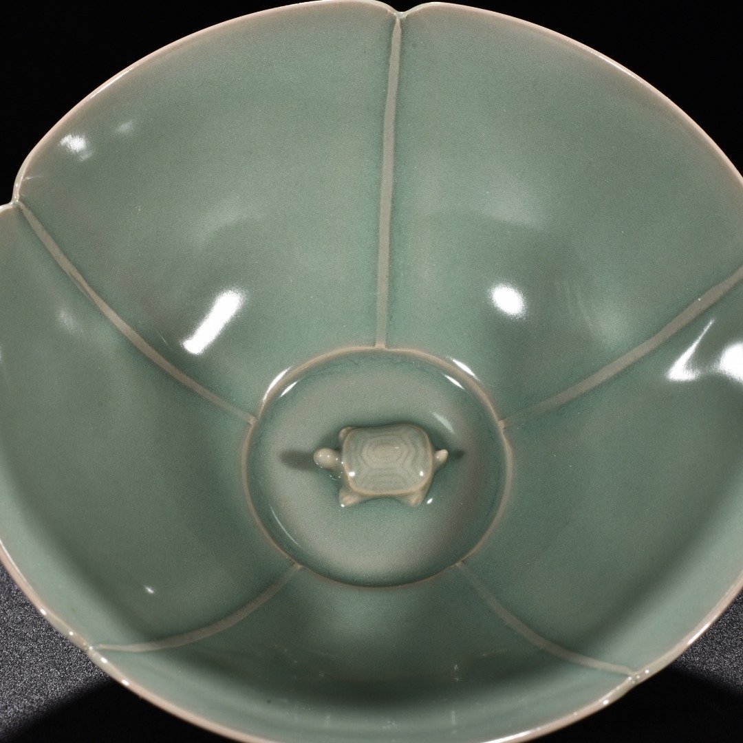 Song Dynasty kiln pink celadon glaze flower mouth bowl