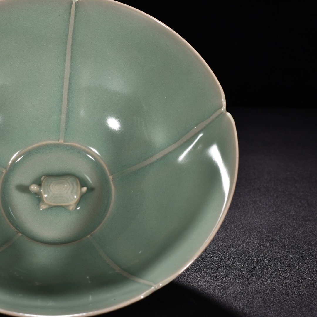 Song Dynasty kiln pink celadon glaze flower mouth bowl