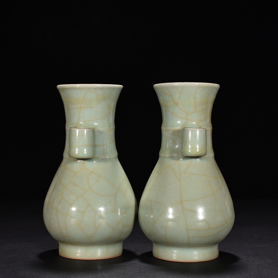 Song Dynasty kiln pink celadon glaze ear bottle