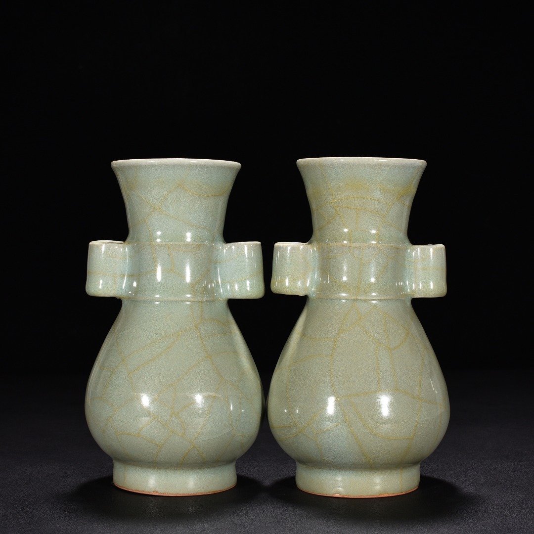 Song Dynasty kiln pink celadon glaze ear bottle