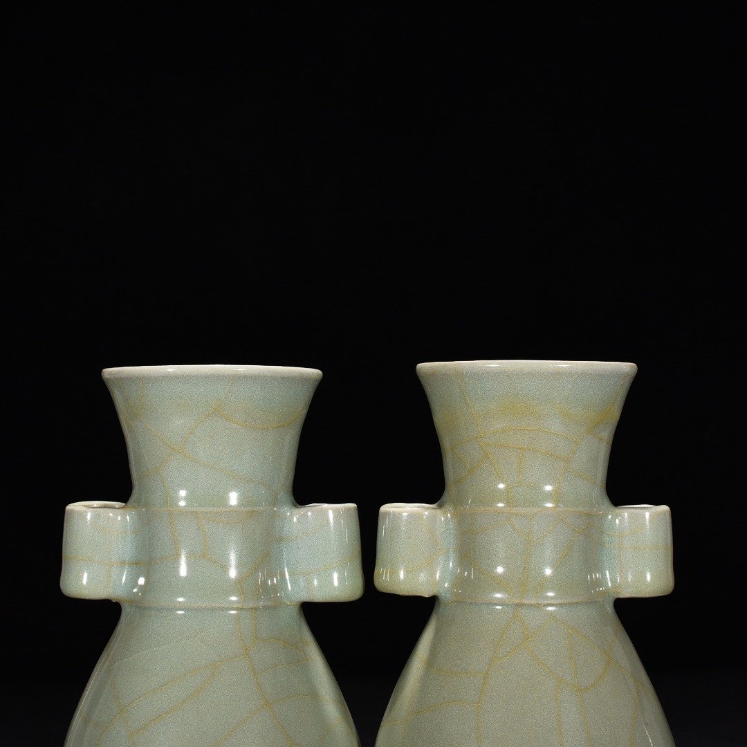 Song Dynasty kiln pink celadon glaze ear bottle