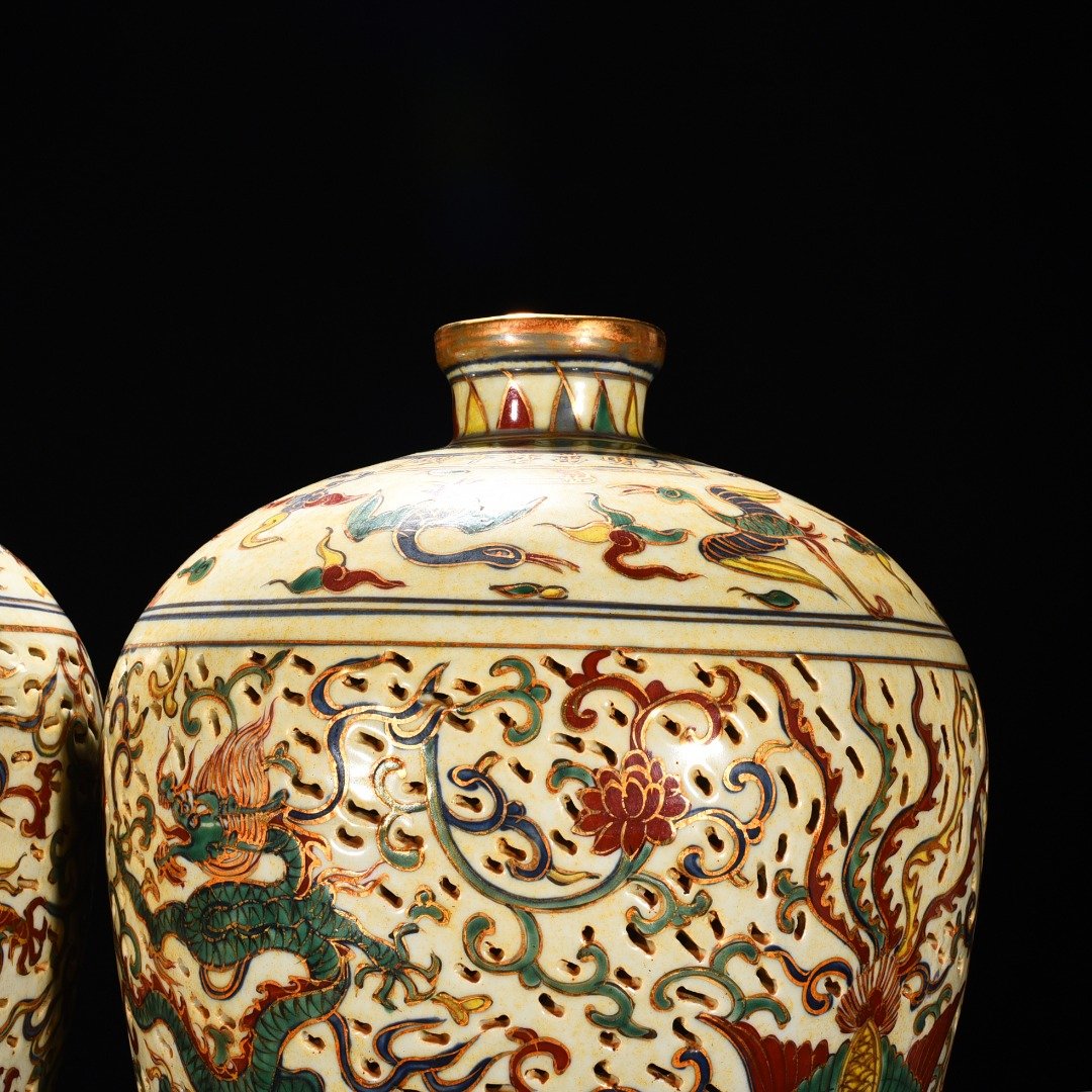 Ming Dynasty wanli five color gold painted plum vase