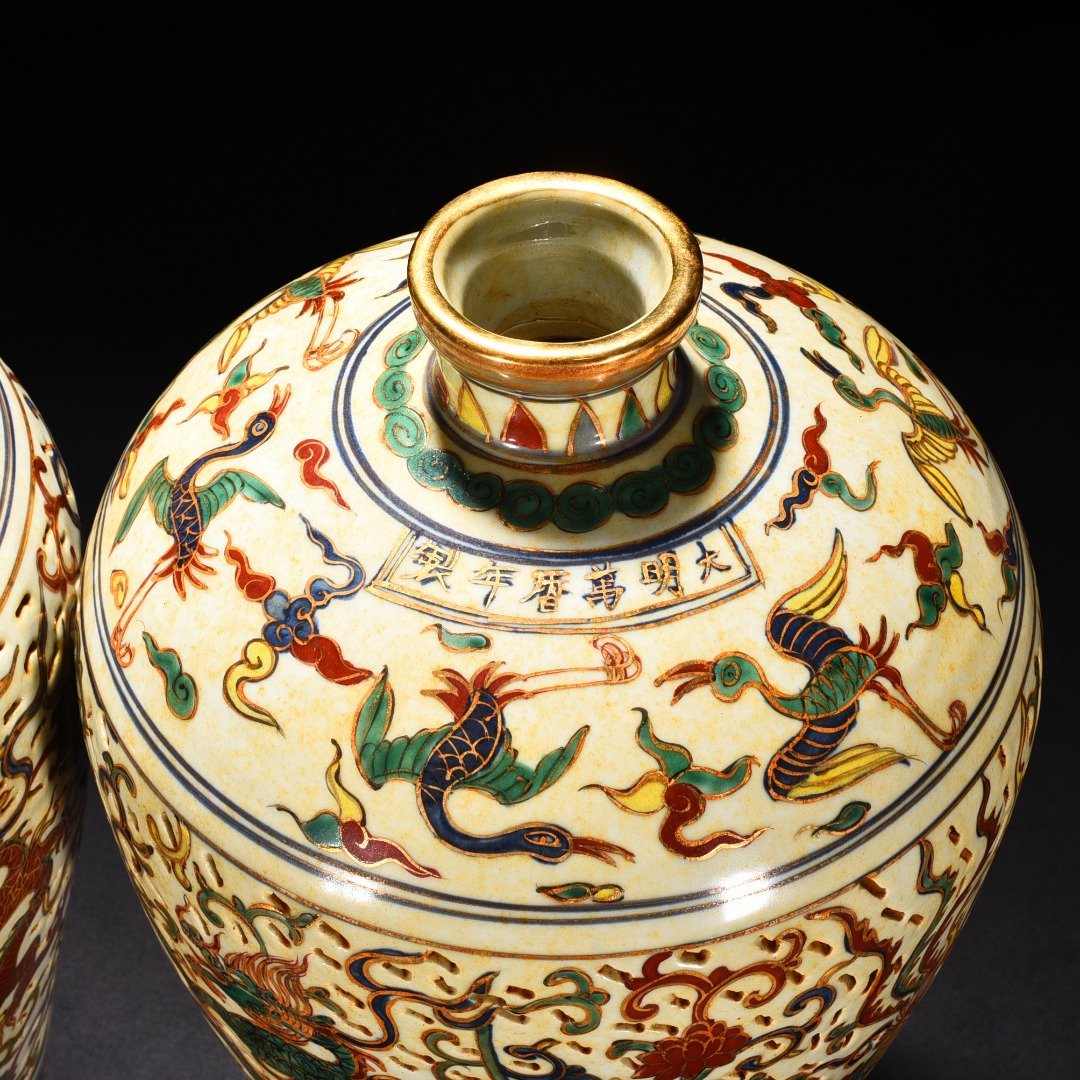 Ming Dynasty wanli five color gold painted plum vase