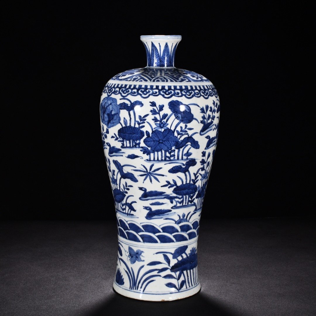 Ming Dynasty wanli blue and white lotus pond plum vase