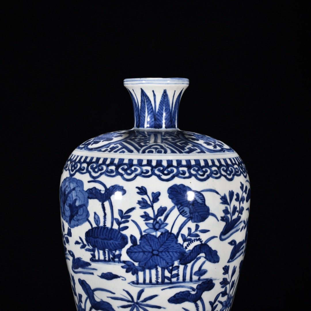 Ming Dynasty wanli blue and white lotus pond plum vase
