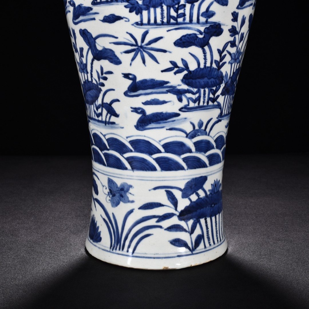 Ming Dynasty wanli blue and white lotus pond plum vase