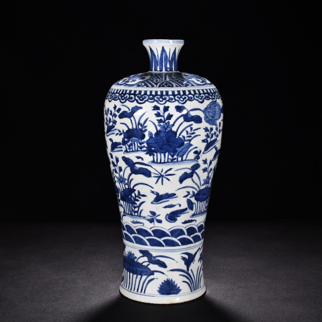 Ming Dynasty wanli blue and white lotus pond plum vase