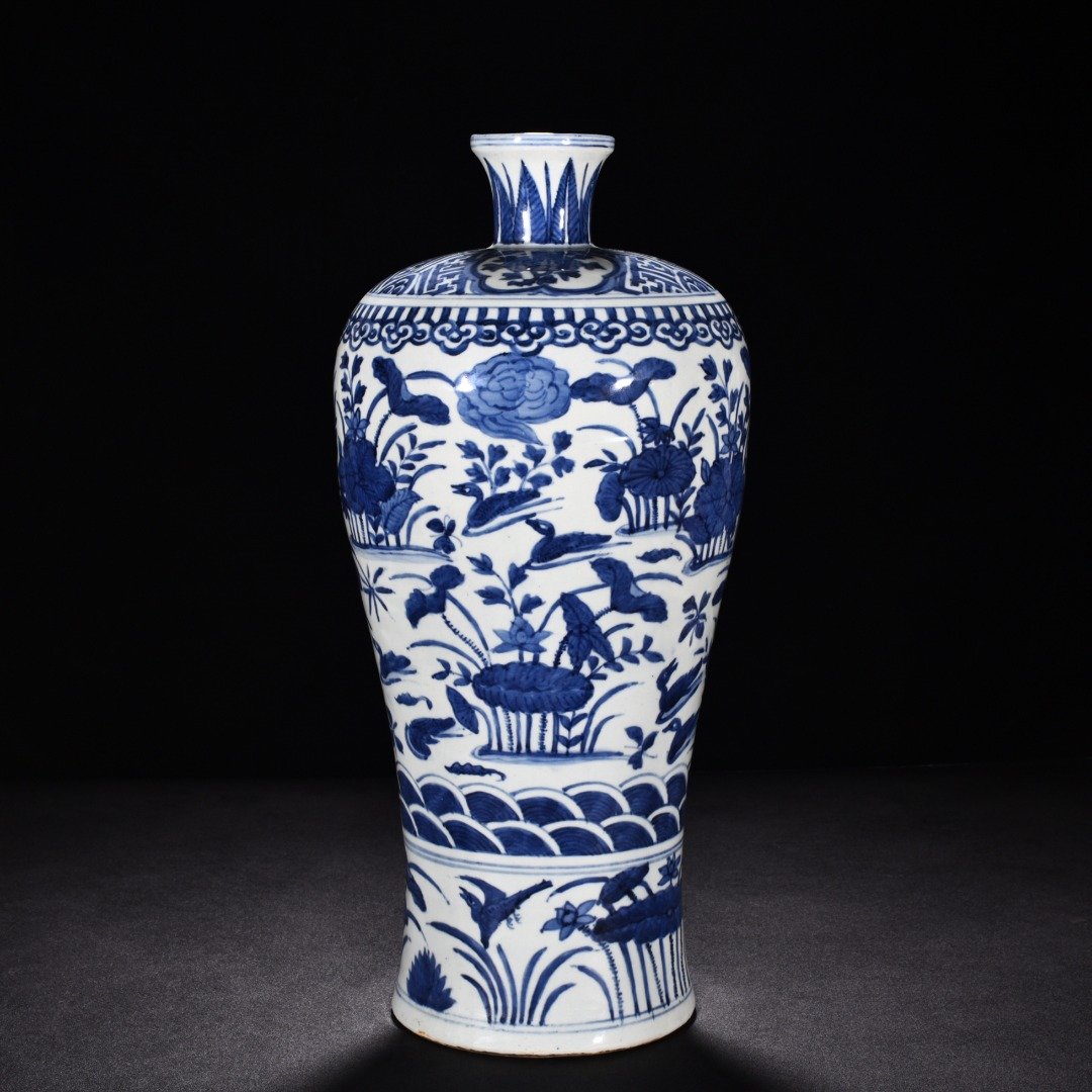 Ming Dynasty wanli blue and white lotus pond plum vase
