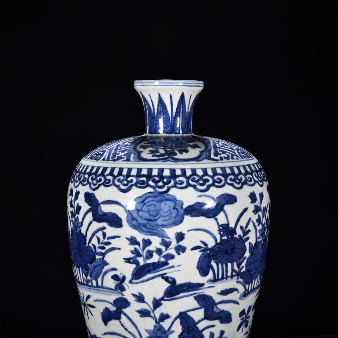 Ming Dynasty wanli blue and white lotus pond plum vase