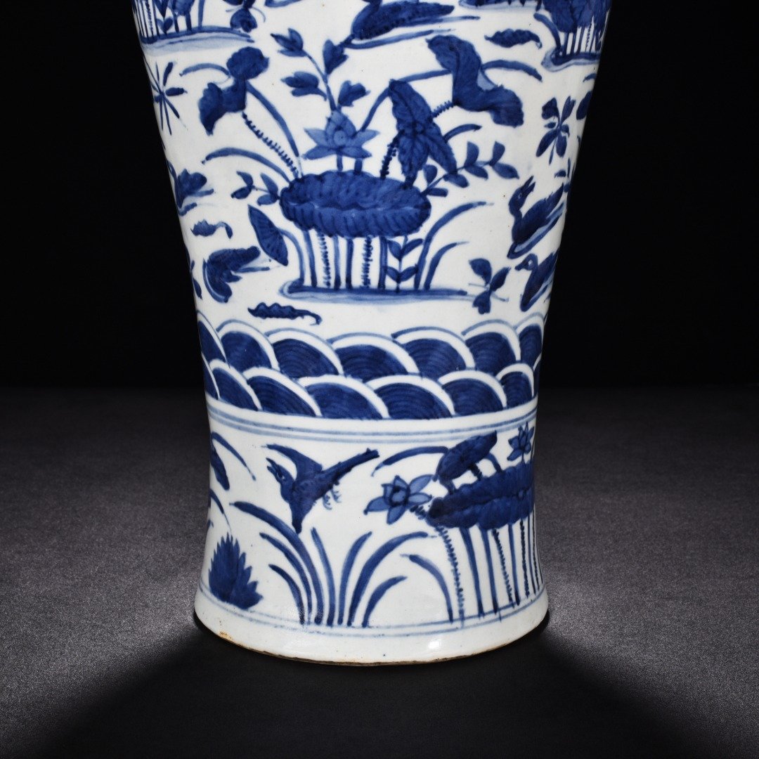 Ming Dynasty wanli blue and white lotus pond plum vase