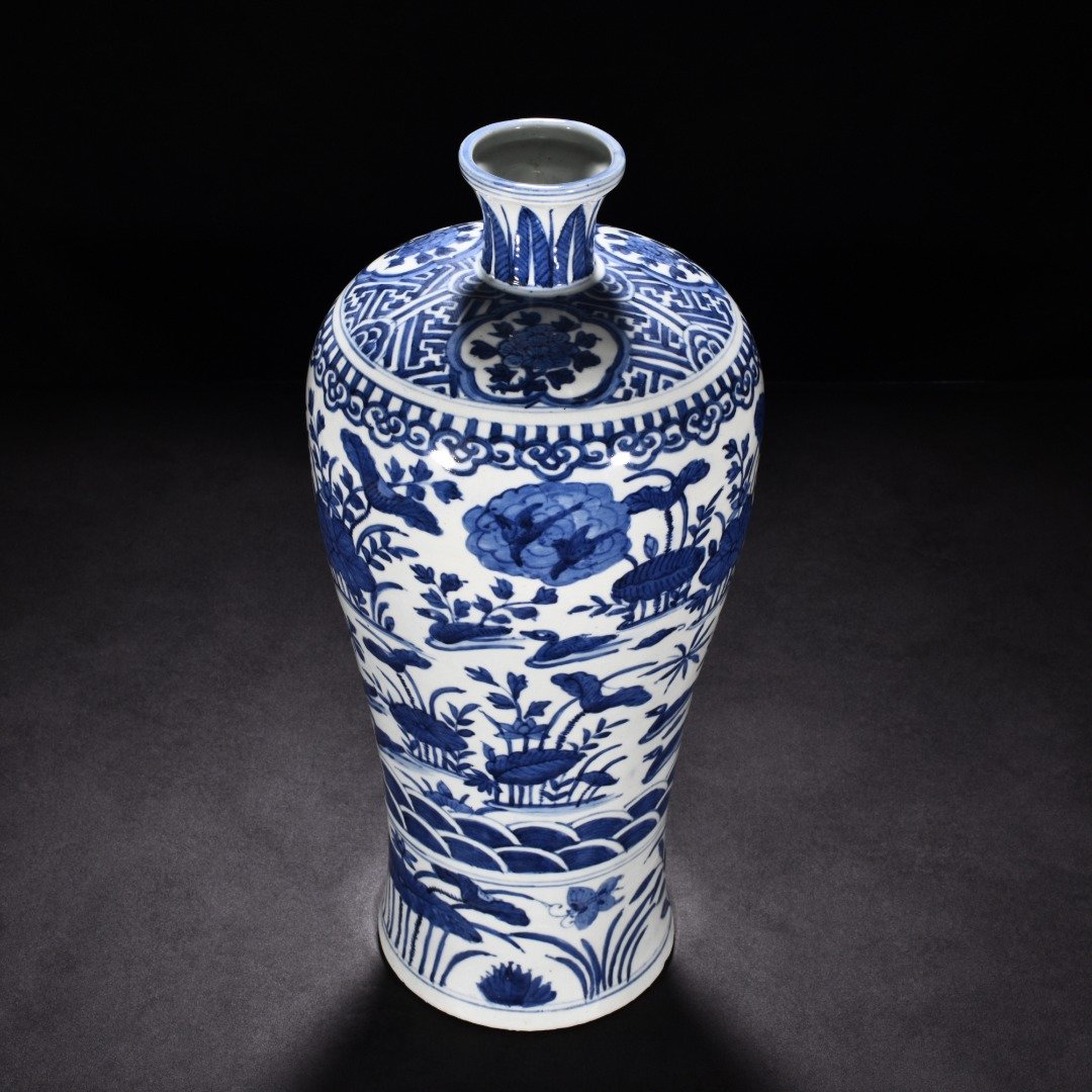 Ming Dynasty wanli blue and white lotus pond plum vase
