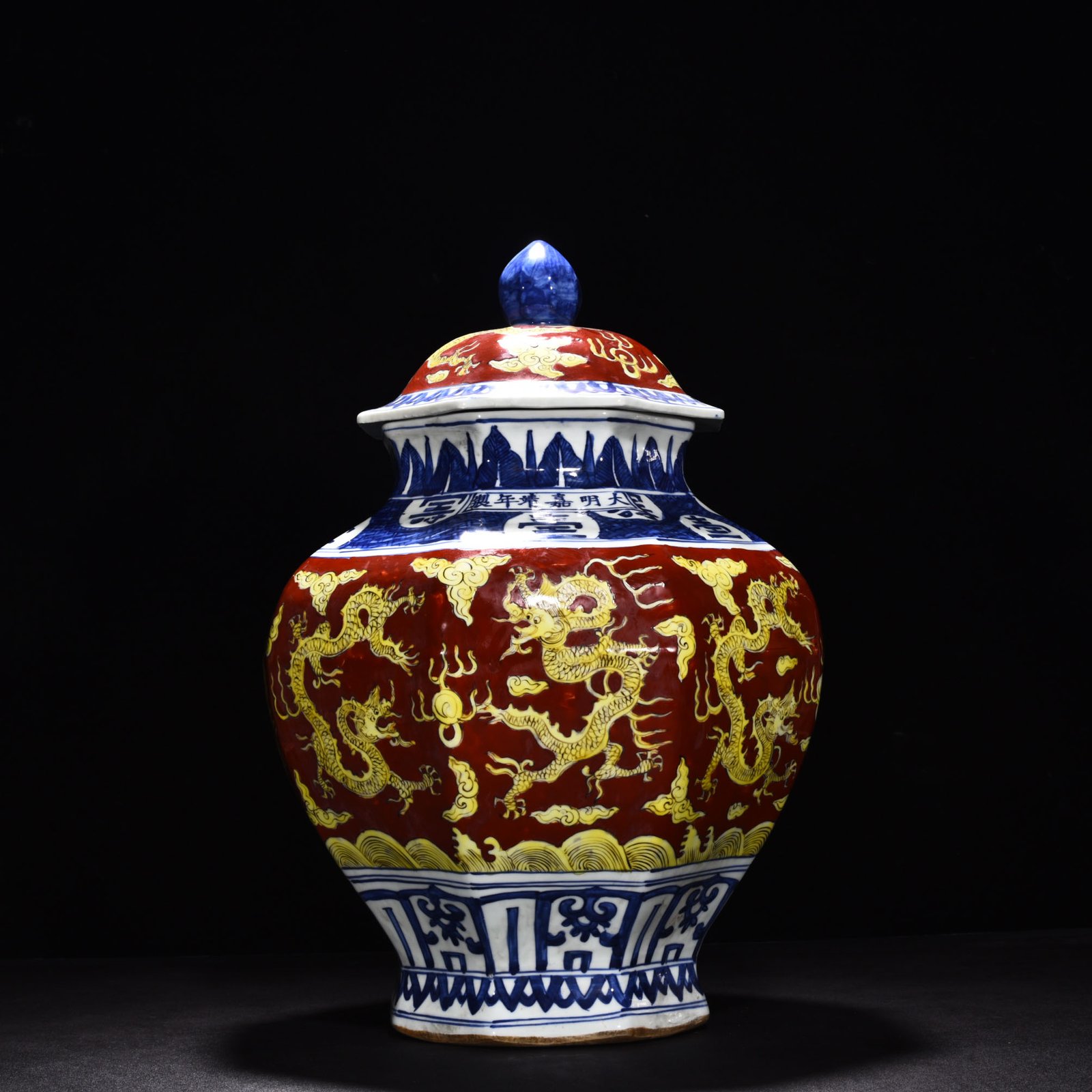 Ming Dynasty wanli Jiajing blue and white red ground octagonal lid jar