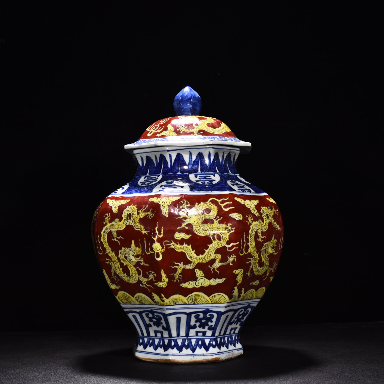 Ming Dynasty wanli Jiajing blue and white red ground octagonal lid jar