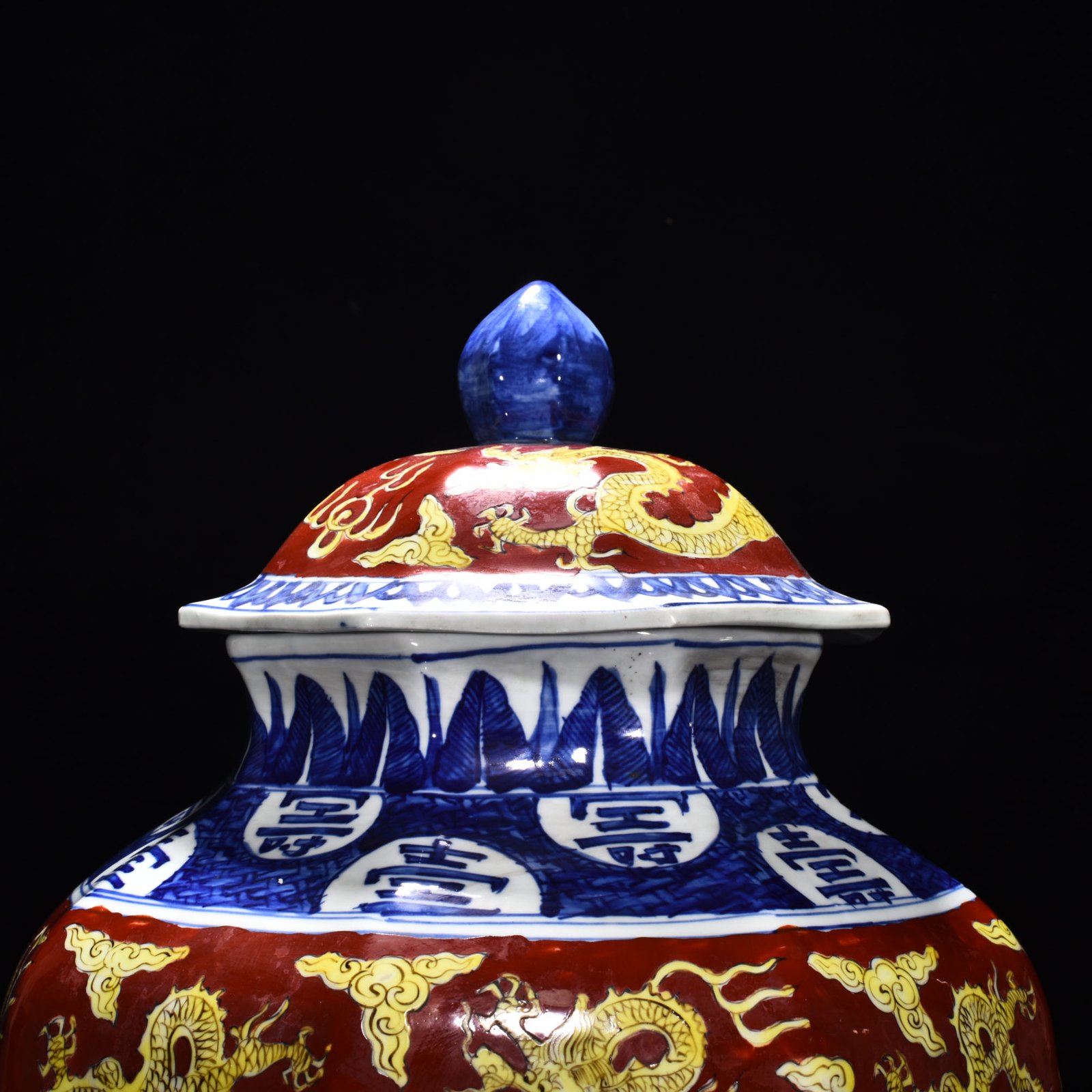Ming Dynasty wanli Jiajing blue and white red ground octagonal lid jar