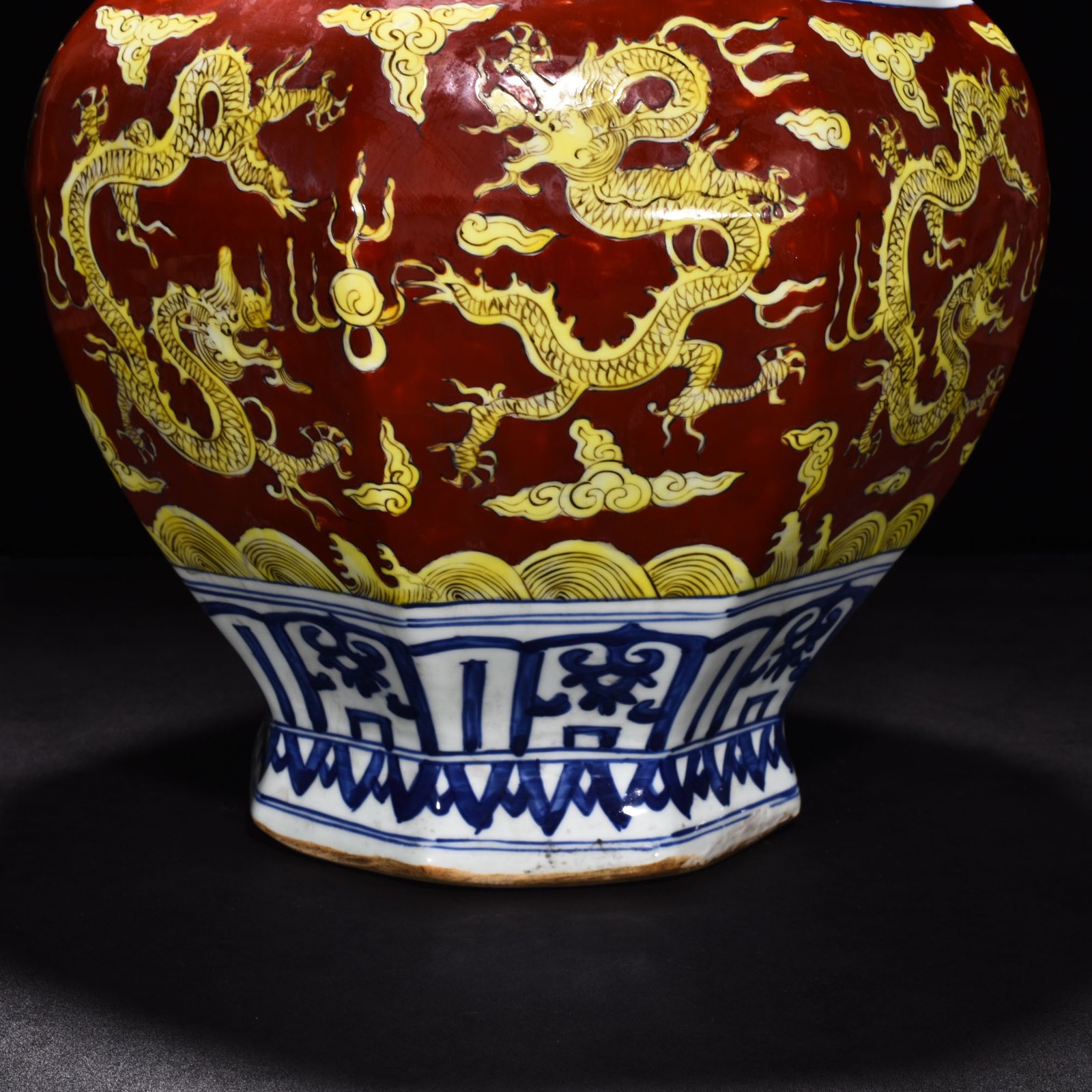 Ming Dynasty wanli Jiajing blue and white red ground octagonal lid jar