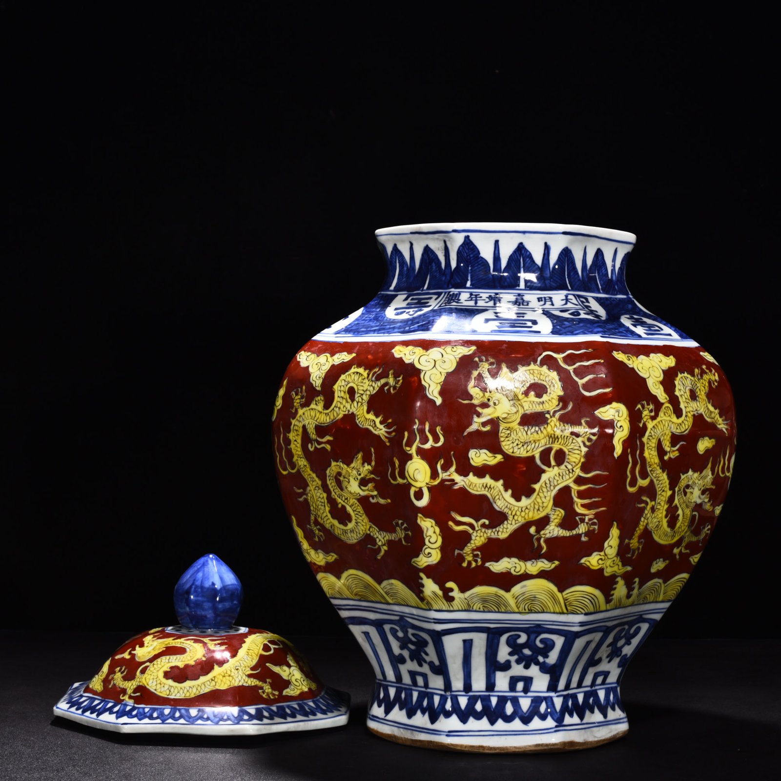 Ming Dynasty wanli Jiajing blue and white red ground octagonal lid jar