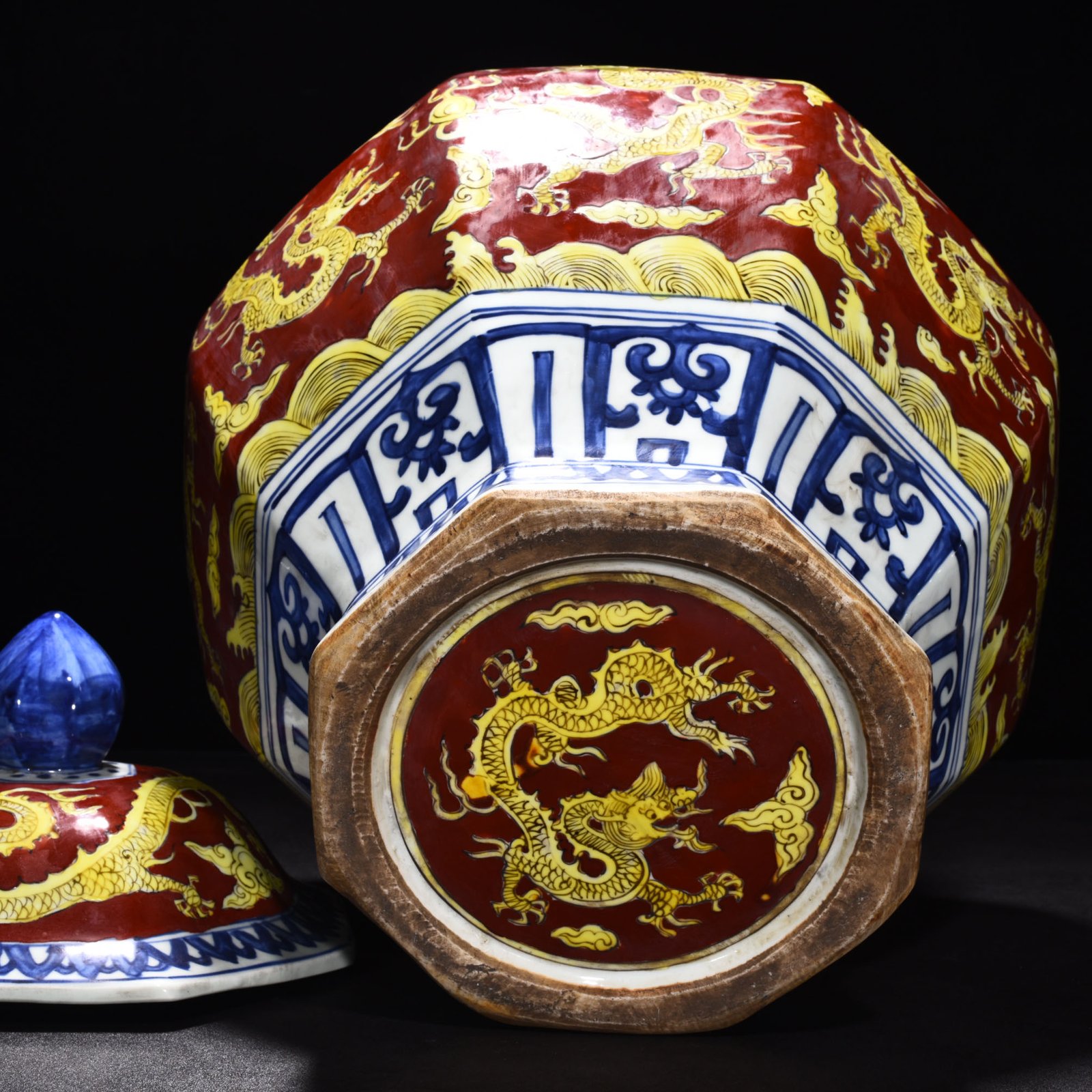 Ming Dynasty wanli Jiajing blue and white red ground octagonal lid jar
