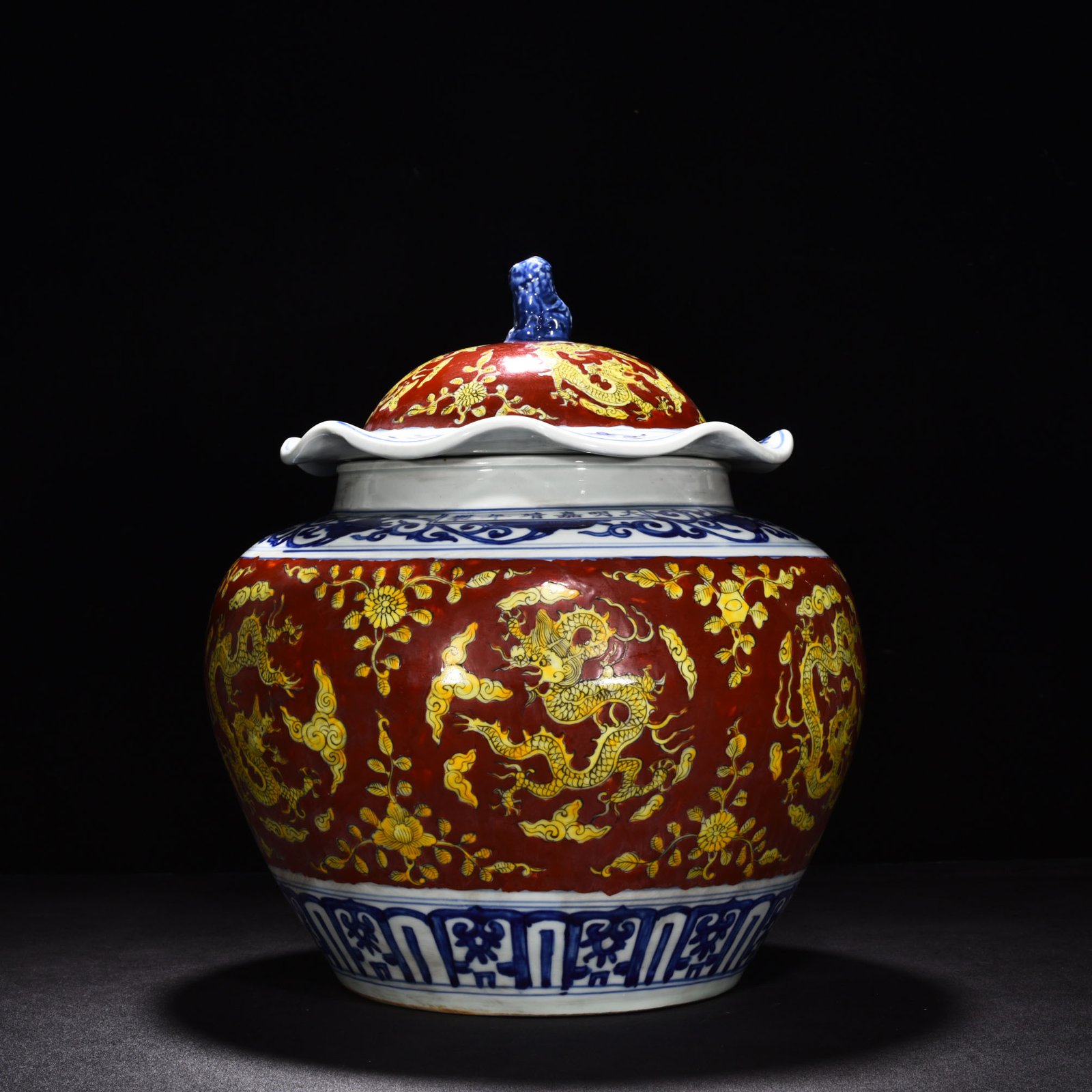 Ming Dynasty wanli Jiajing blue and white red ground lotus leaf lid jar