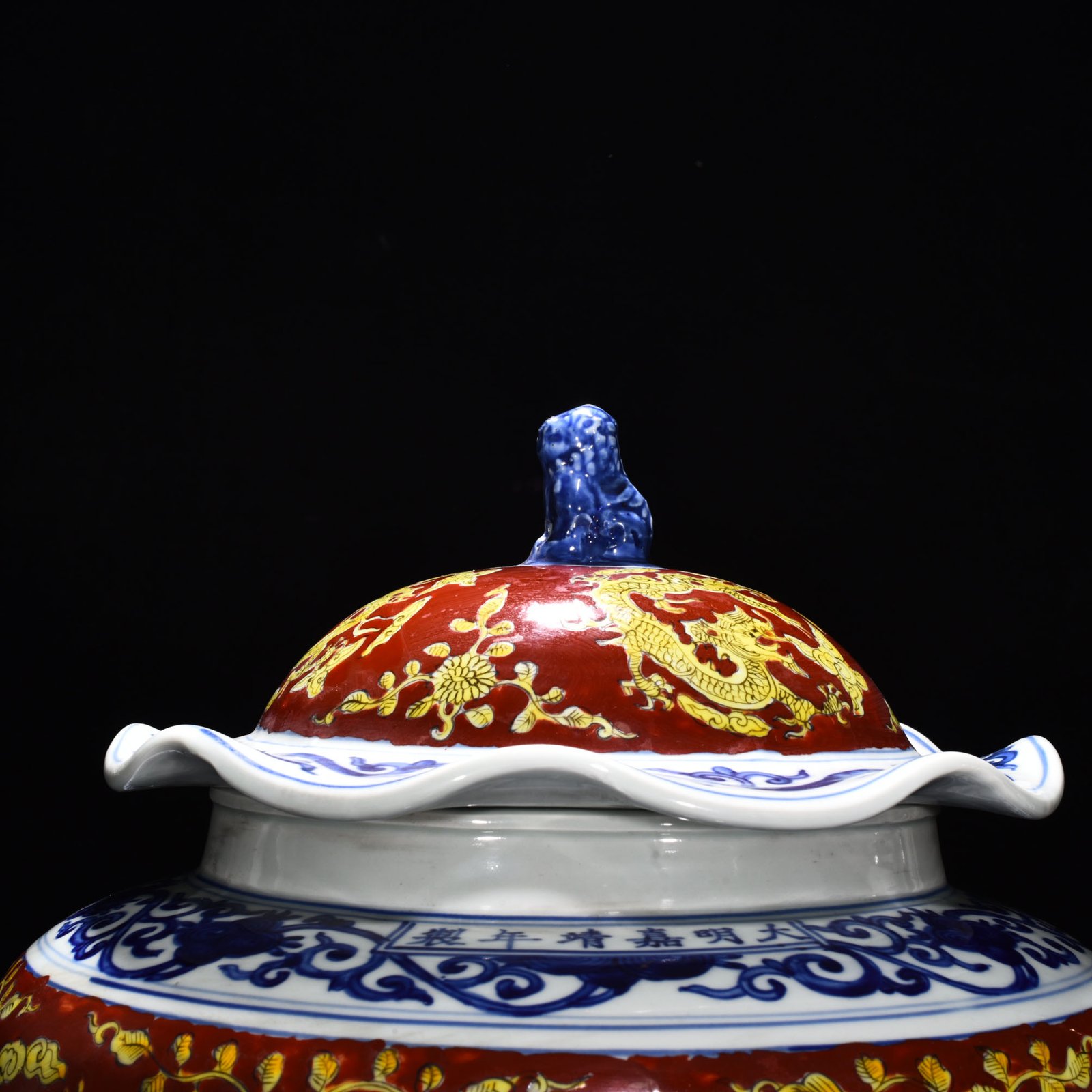 Ming Dynasty wanli Jiajing blue and white red ground lotus leaf lid jar