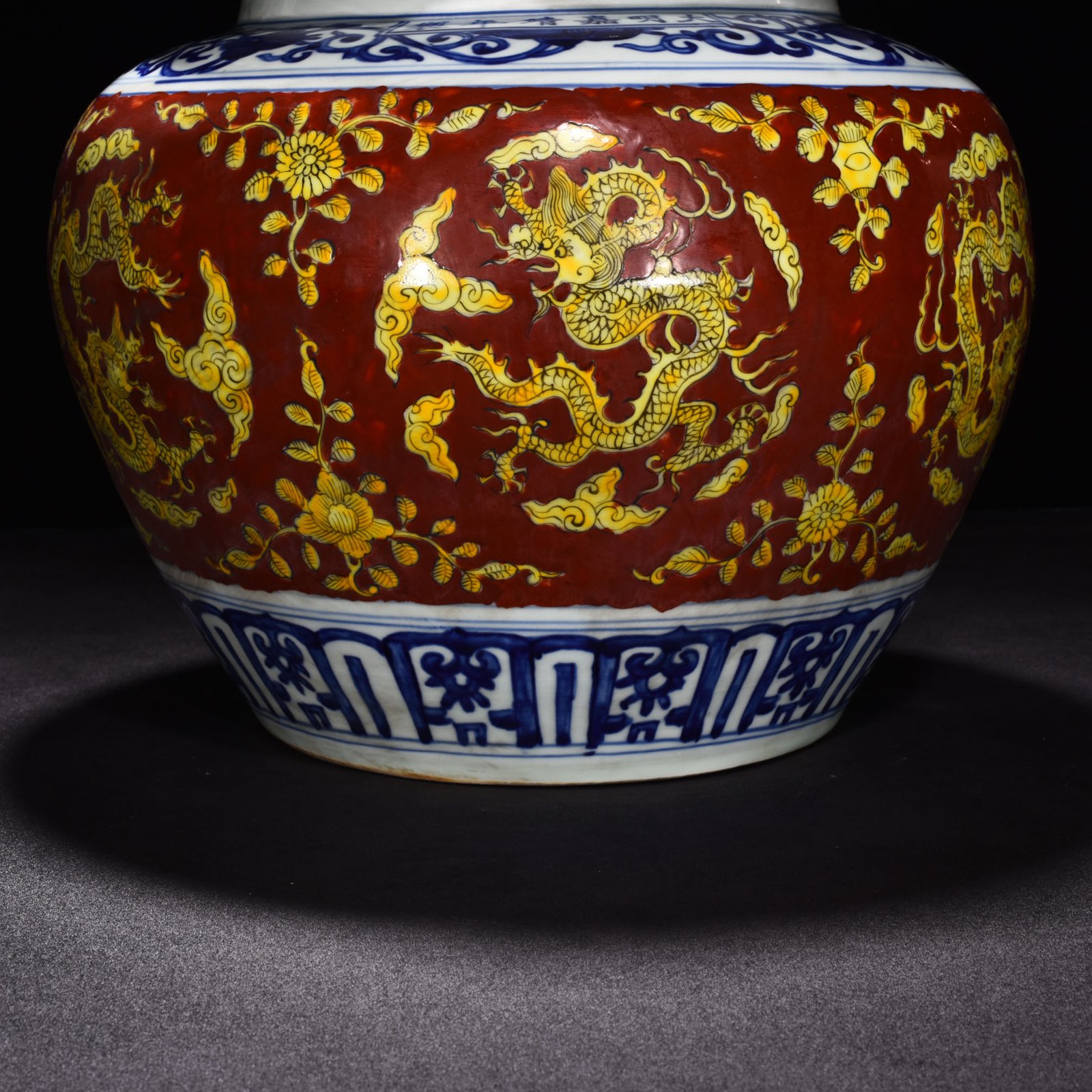 Ming Dynasty wanli Jiajing blue and white red ground lotus leaf lid jar