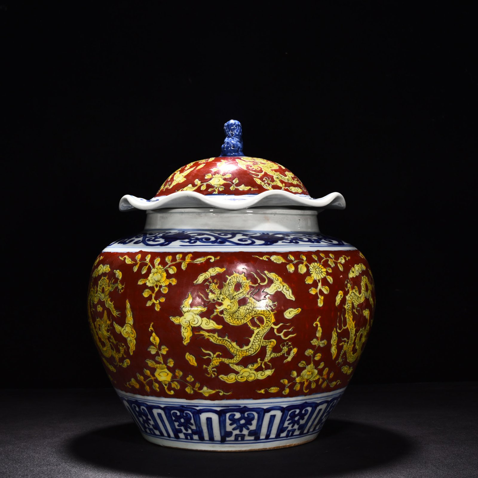 Ming Dynasty wanli Jiajing blue and white red ground lotus leaf lid jar