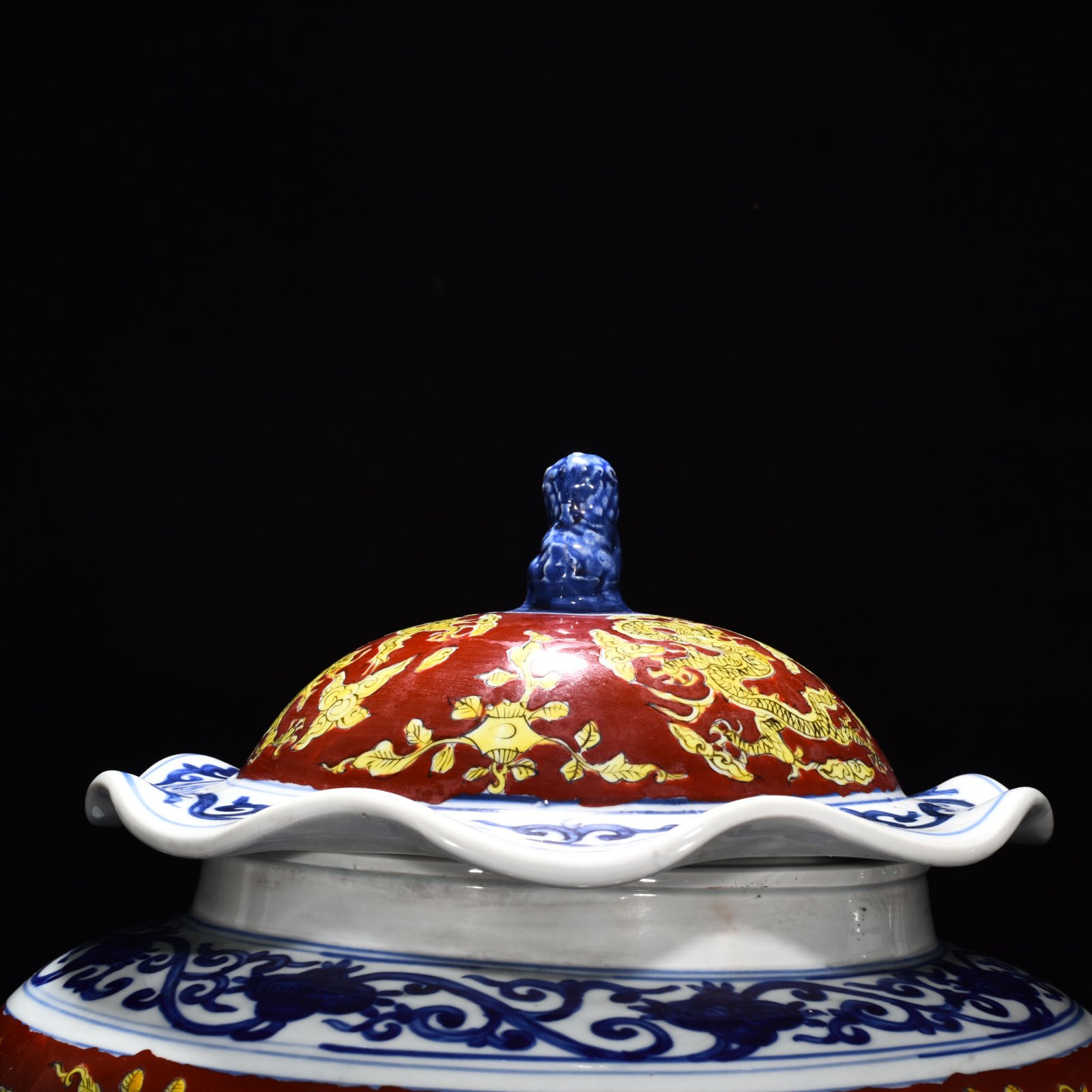 Ming Dynasty wanli Jiajing blue and white red ground lotus leaf lid jar