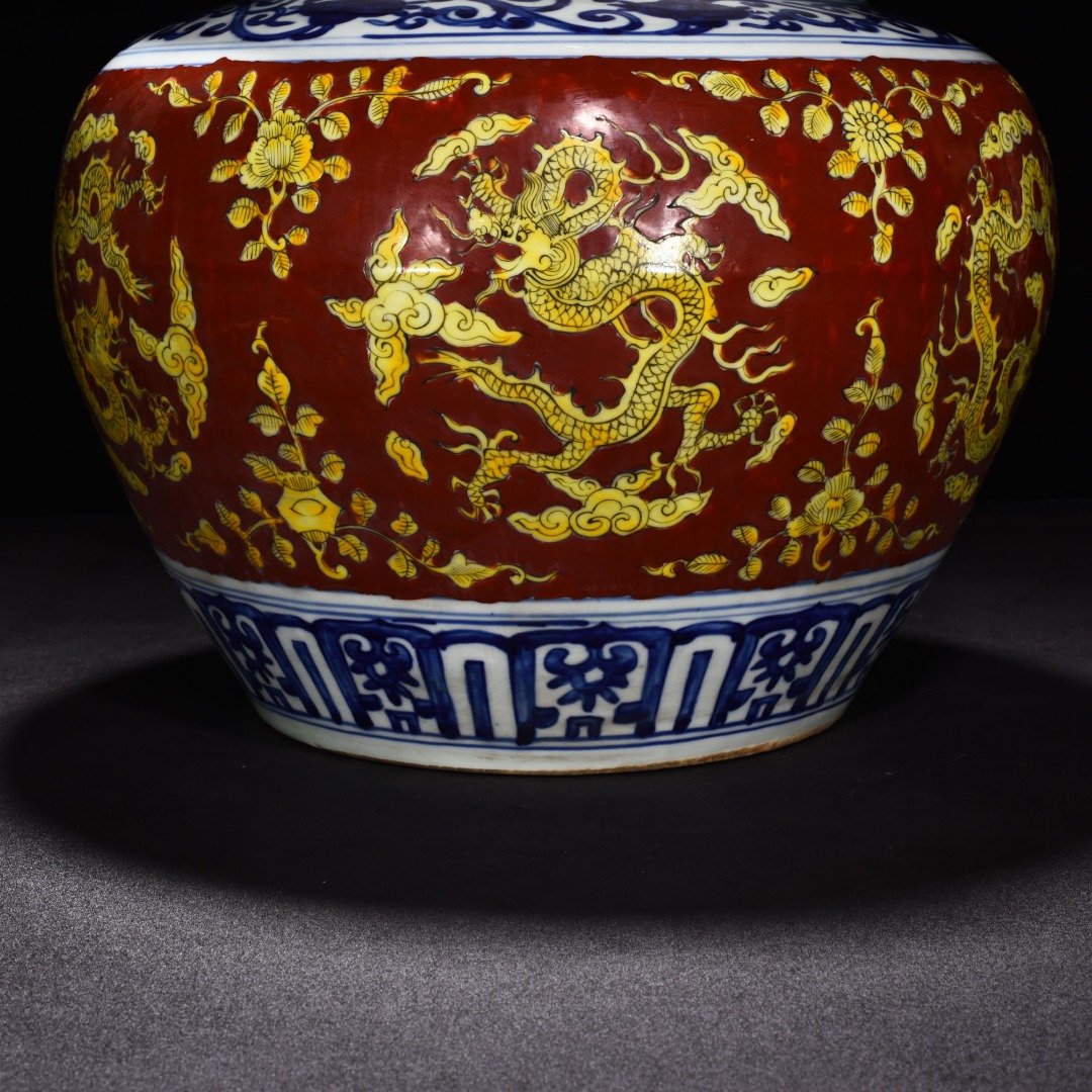 Ming Dynasty wanli Jiajing blue and white red ground lotus leaf lid jar