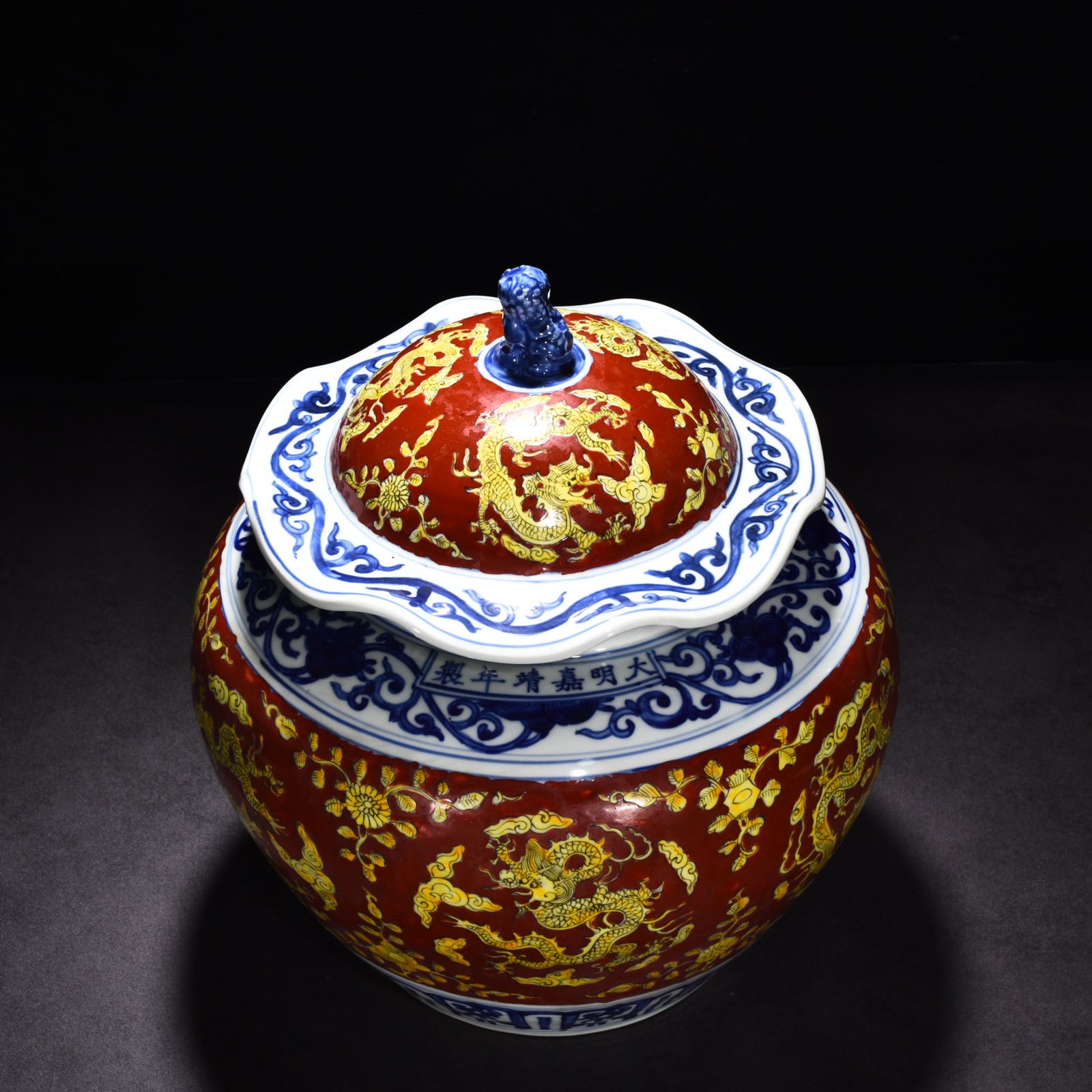 Ming Dynasty wanli Jiajing blue and white red ground lotus leaf lid jar