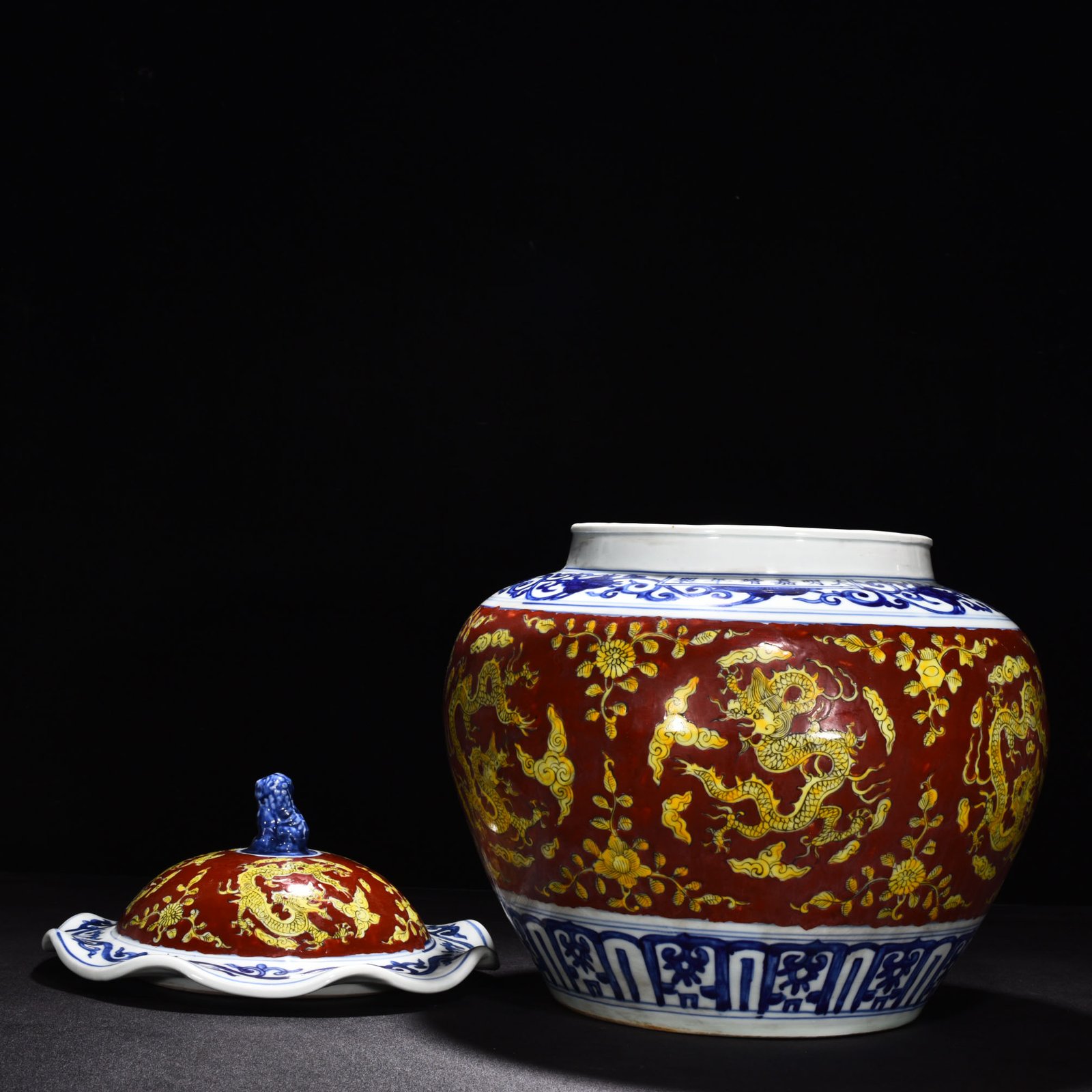 Ming Dynasty wanli Jiajing blue and white red ground lotus leaf lid jar