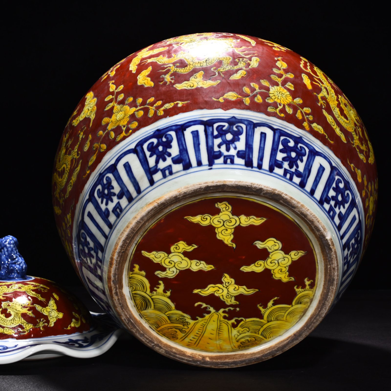 Ming Dynasty wanli Jiajing blue and white red ground lotus leaf lid jar