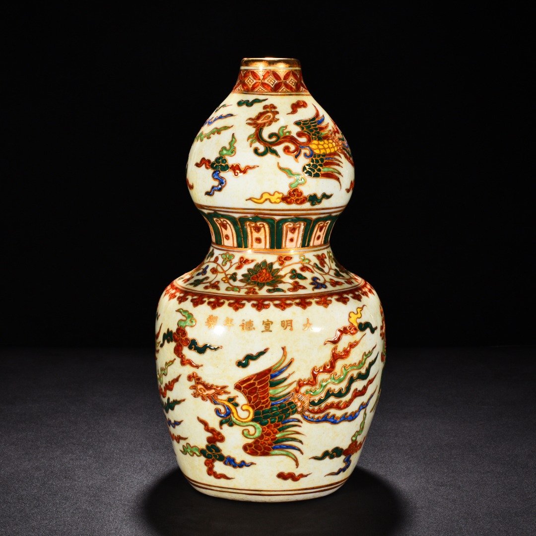 Ming Dynasty Xuande five color golden phoenix pattern gourd vase