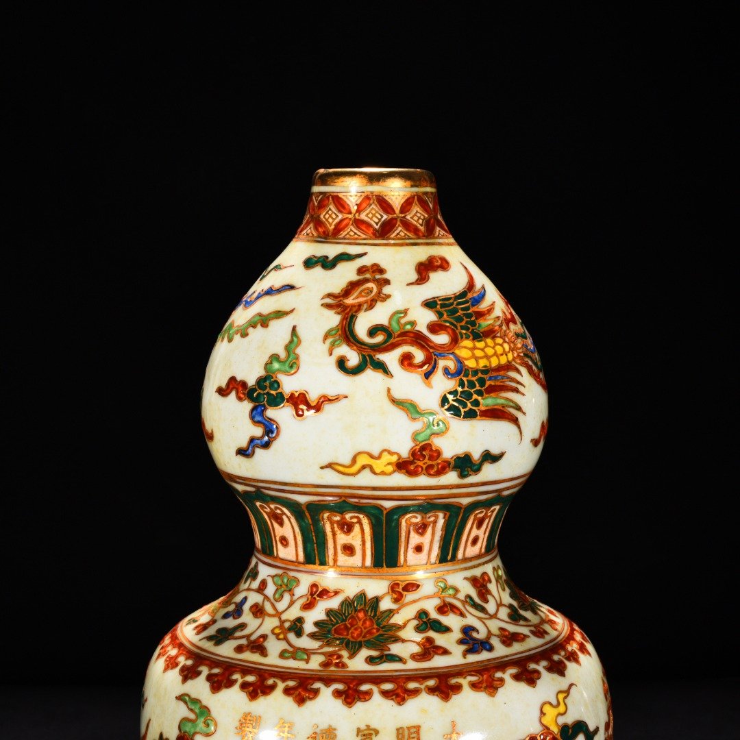 Ming Dynasty Xuande five color golden phoenix pattern gourd vase