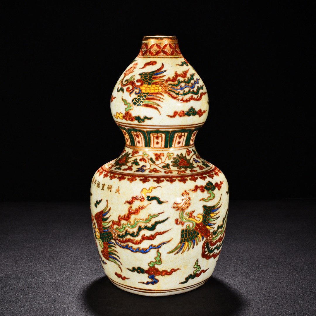 Ming Dynasty Xuande five color golden phoenix pattern gourd vase