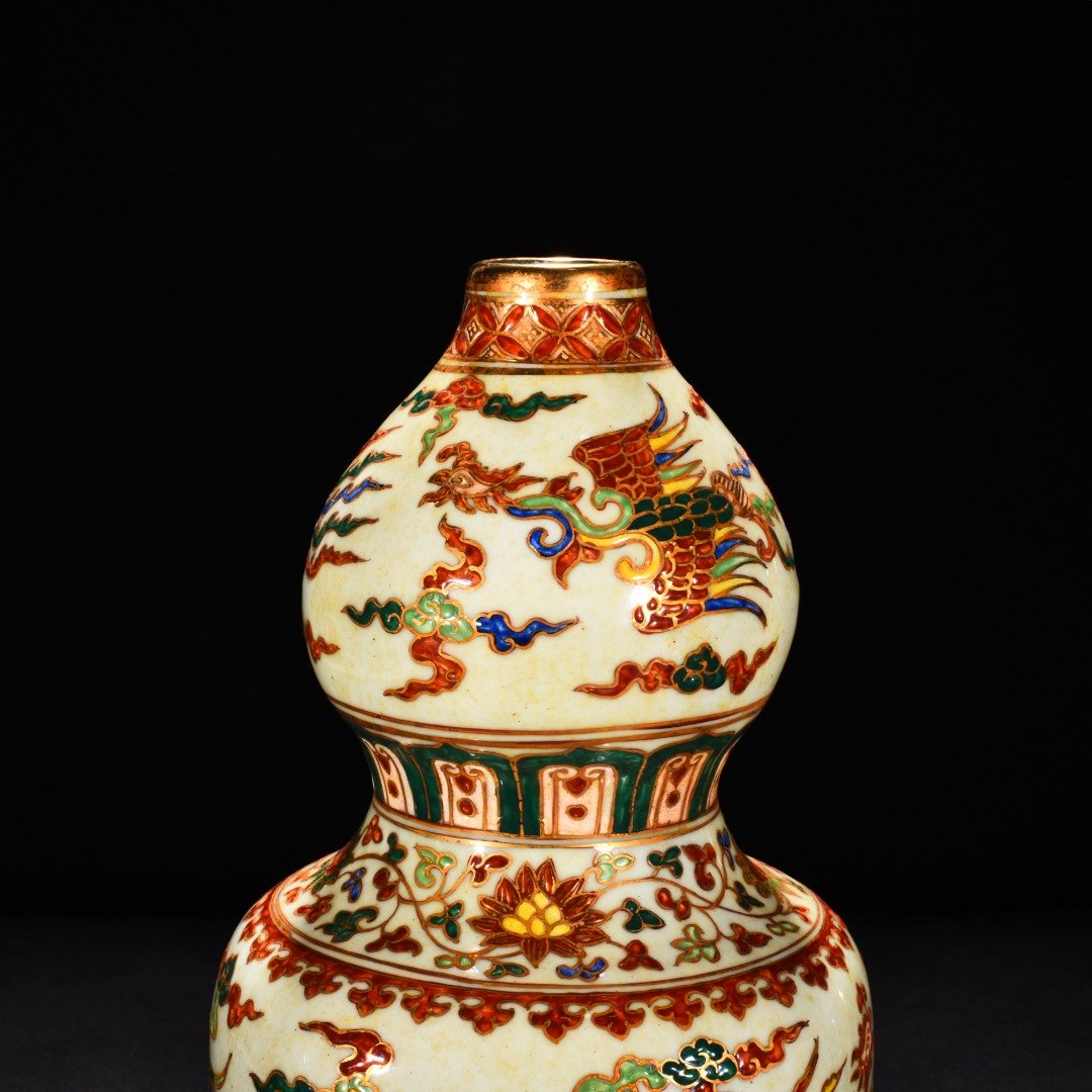 Ming Dynasty Xuande five color golden phoenix pattern gourd vase