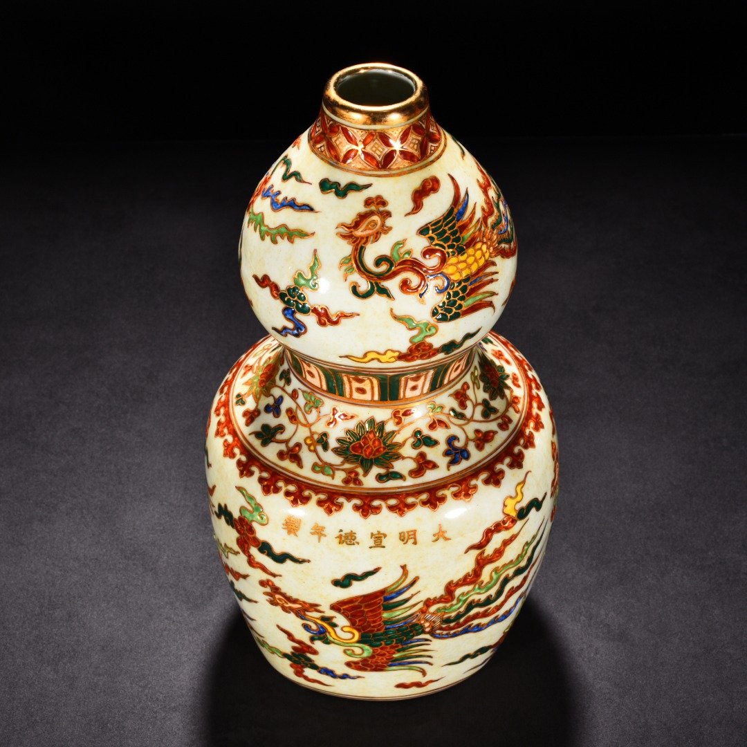 Ming Dynasty Xuande five color golden phoenix pattern gourd vase