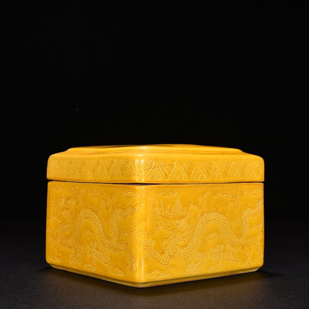 Ming Dynasty Xuande jiao yellow glaze square box