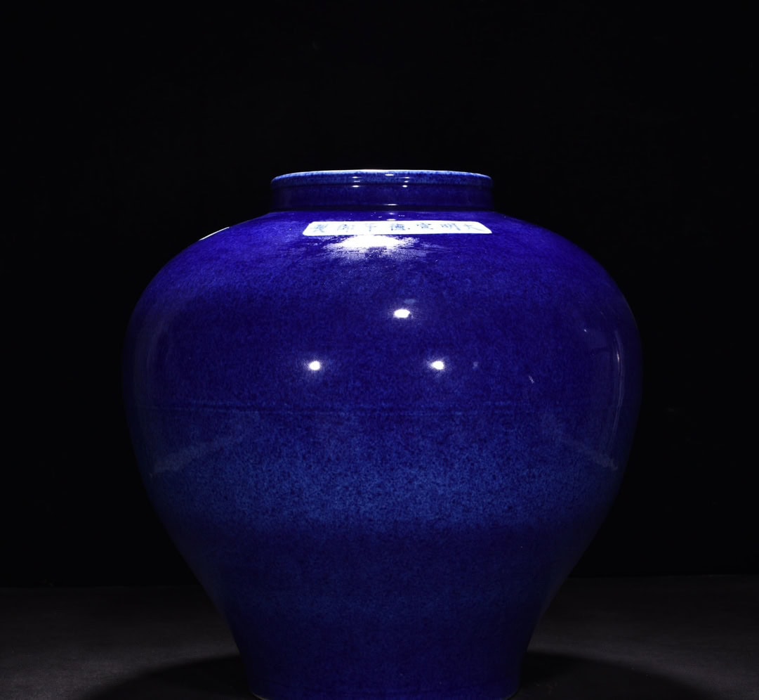 Ming Dynasty Xuande blue glaze jar