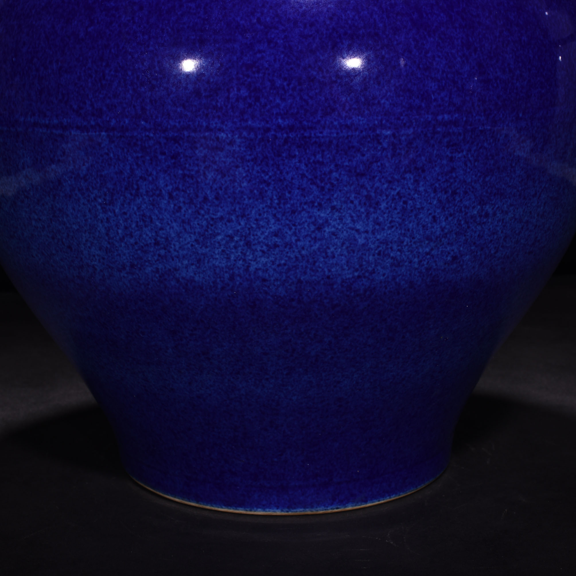 Ming Dynasty Xuande blue glaze jar